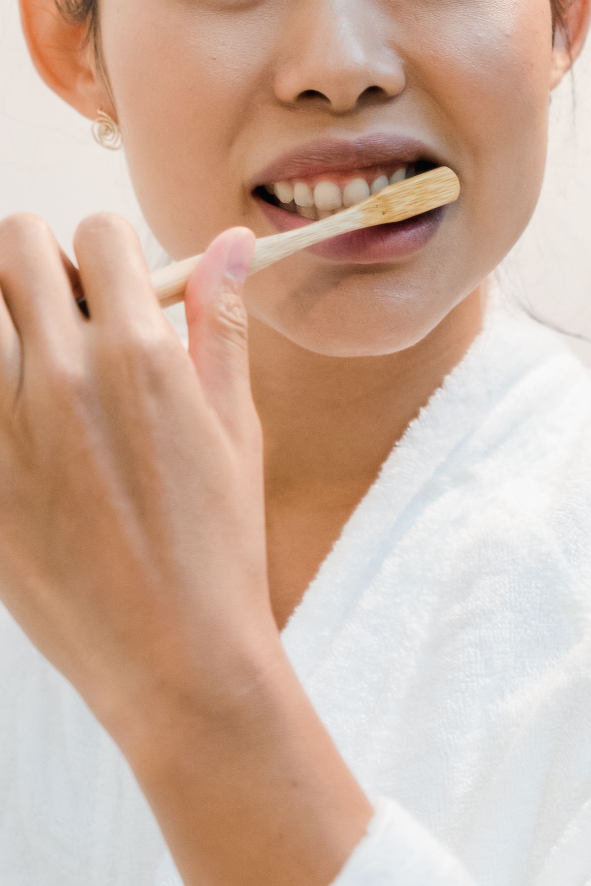 Persona cepillándose los dientes como parte de su rutina de higiene oral