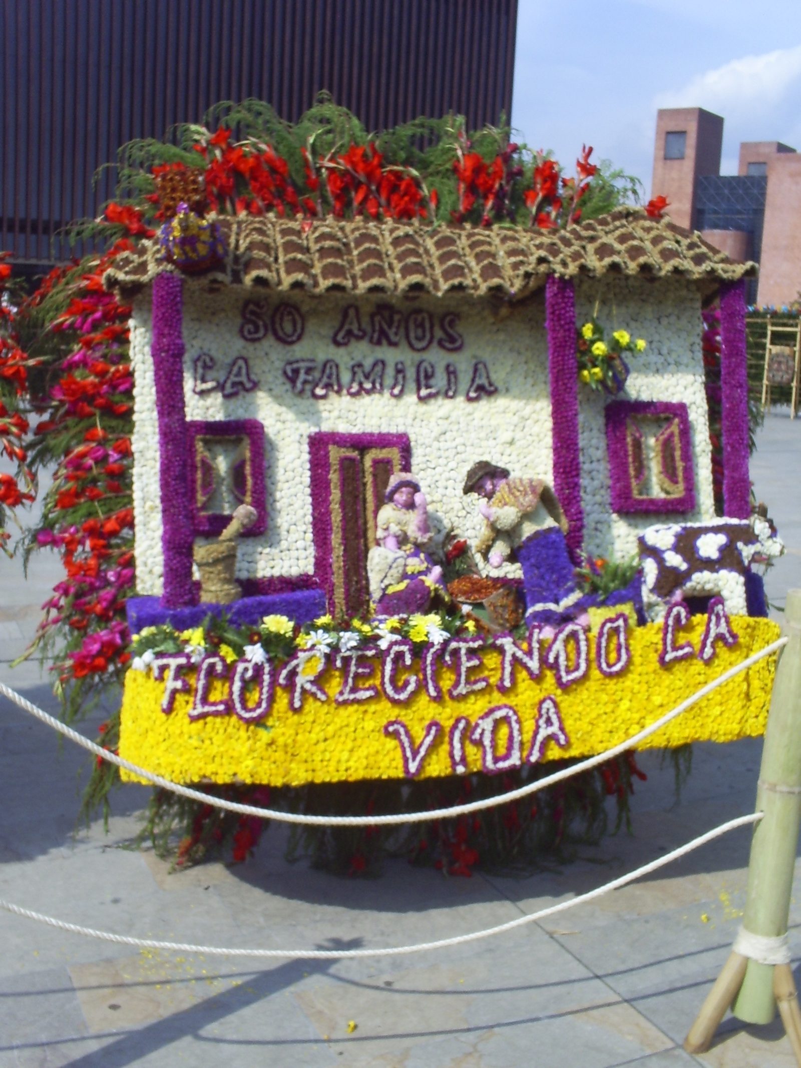Silleta monumental de flores en el Desfile de Silleteros durante la Feria de las Flores en Medellín