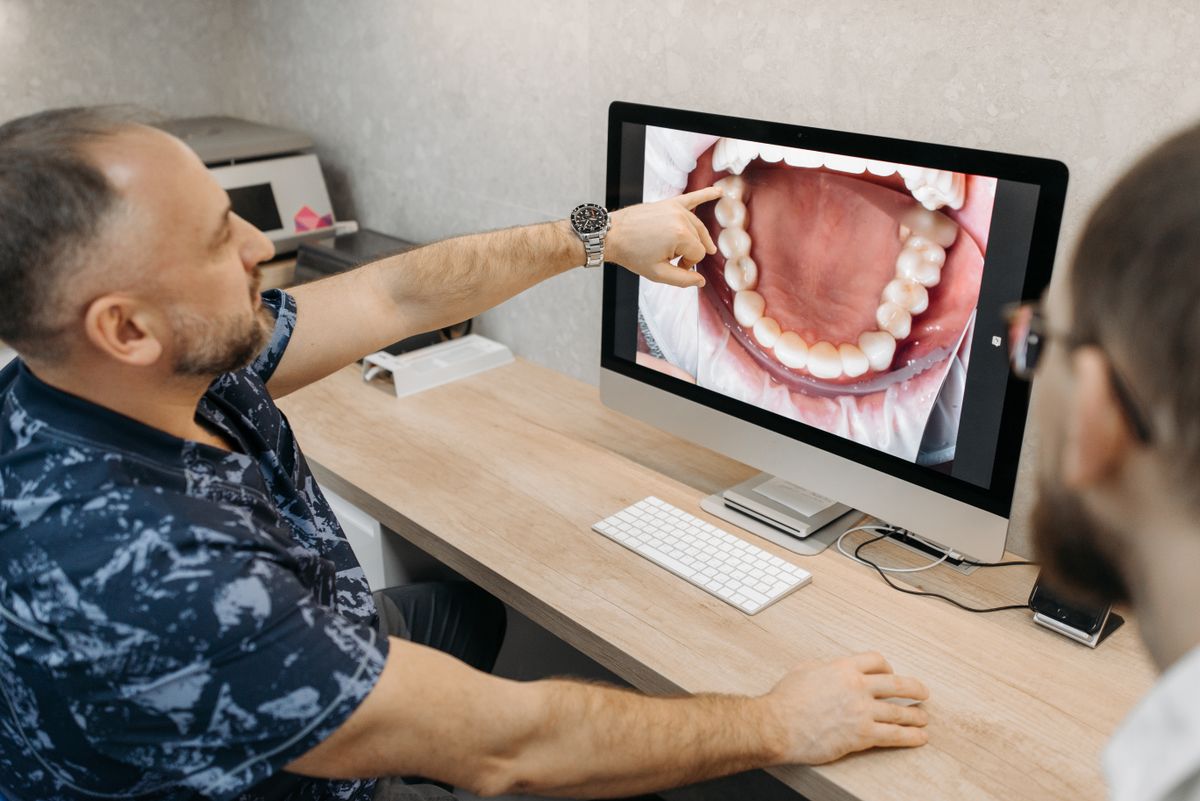 Simulación digital de sonrisa mostrada en pantalla como parte del Diseño de Sonrisa Digital