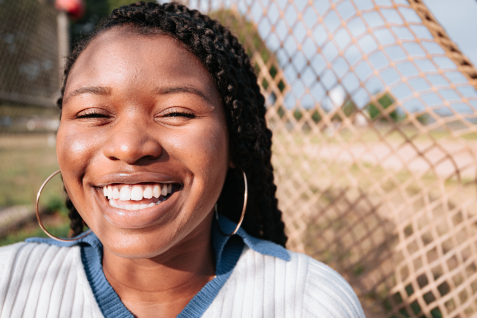 Sonrisa natural y saludable tras un tratamiento de implante dental