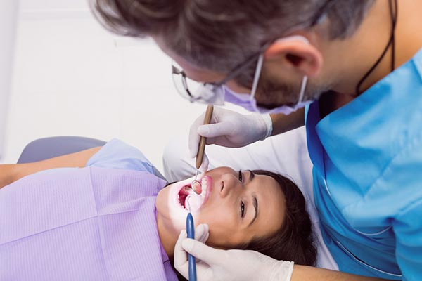 Odontólogo realizando restauraciones dentales en una paciente